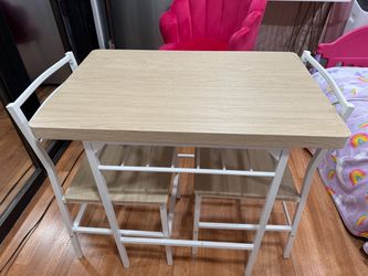 Mesa pequeña con 2 sillas