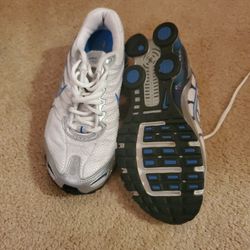 Size 5 Nike Tennis Shoes 