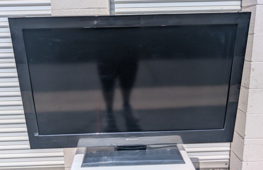 Emerson 40" LCD HDTV Working Lots Of Inputs Outputs HDMI No Remote