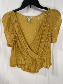 Yellow Cropped Blouse Women’s / Junior’s size Medium