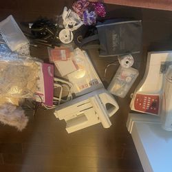 SINGER FUTURA Sewing & Embroidery Machine SES2000  With Sewing Supplies