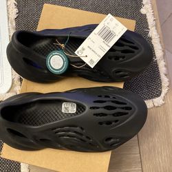 Yeezy Foam RNR onyx - Size 5. US - NEW!