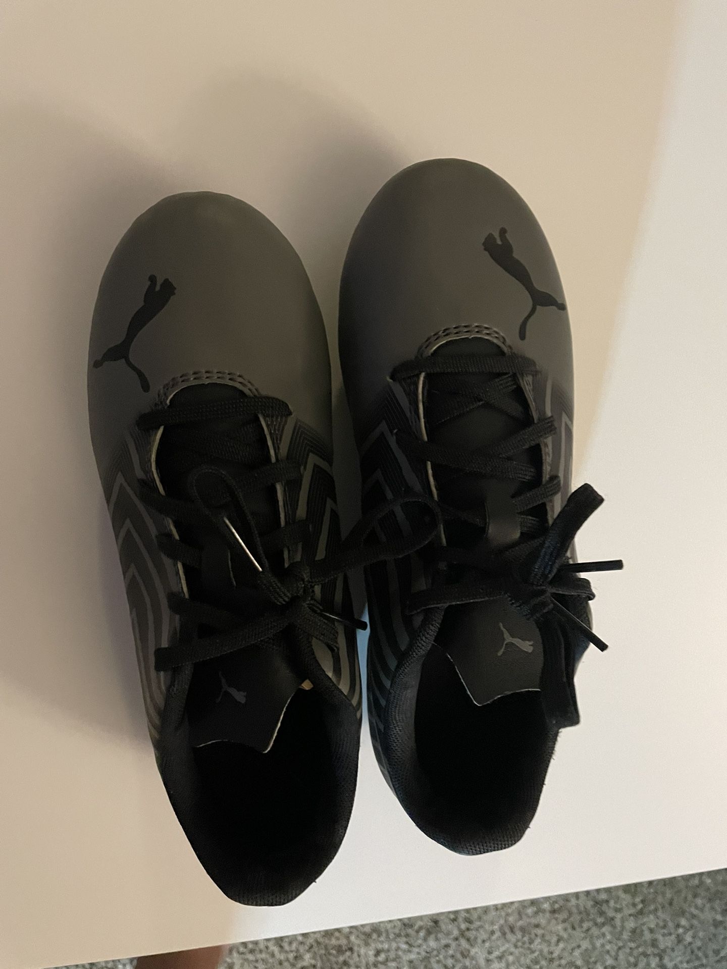 Boys Size 3.5 Puma Soccer Cleats 