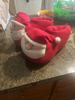 Great deal NEW Men’s or Women’s size 12 XL Santa 🧑‍🎄 old navy slippers over half price off