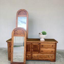 Beautiful Vintage Dresser W Mirrors 