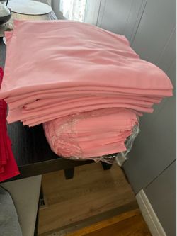 Table cloths pink, blue and red with napkings