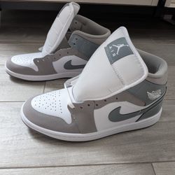 New . Men's Nike 8.5