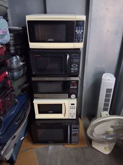Hornos de microhondas  $35  each