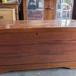 Vintage Lane Cedar Chest / Hope Chest – Original Tags – Beautiful Storage Trunk