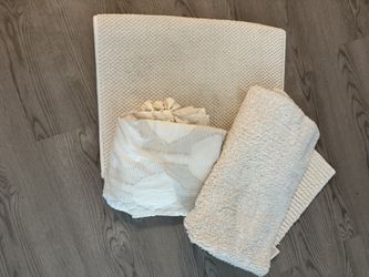 Bathroom rugs & curtain