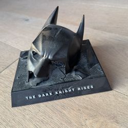 Batman Dark Knight Rises Limited Blu-ray w/ Cowl Display – Collector’s Edition