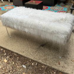 Pretty white bench with storage