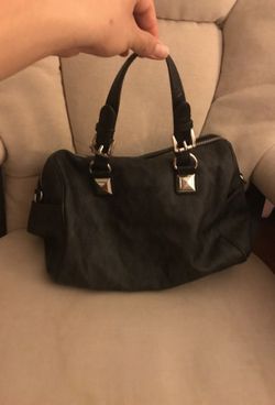 Micheal Kors bag also includes matching wallet