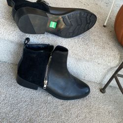 Cougar Shoes. Water Proof Impeccable Boots Sz. 9M. Leather Black New 