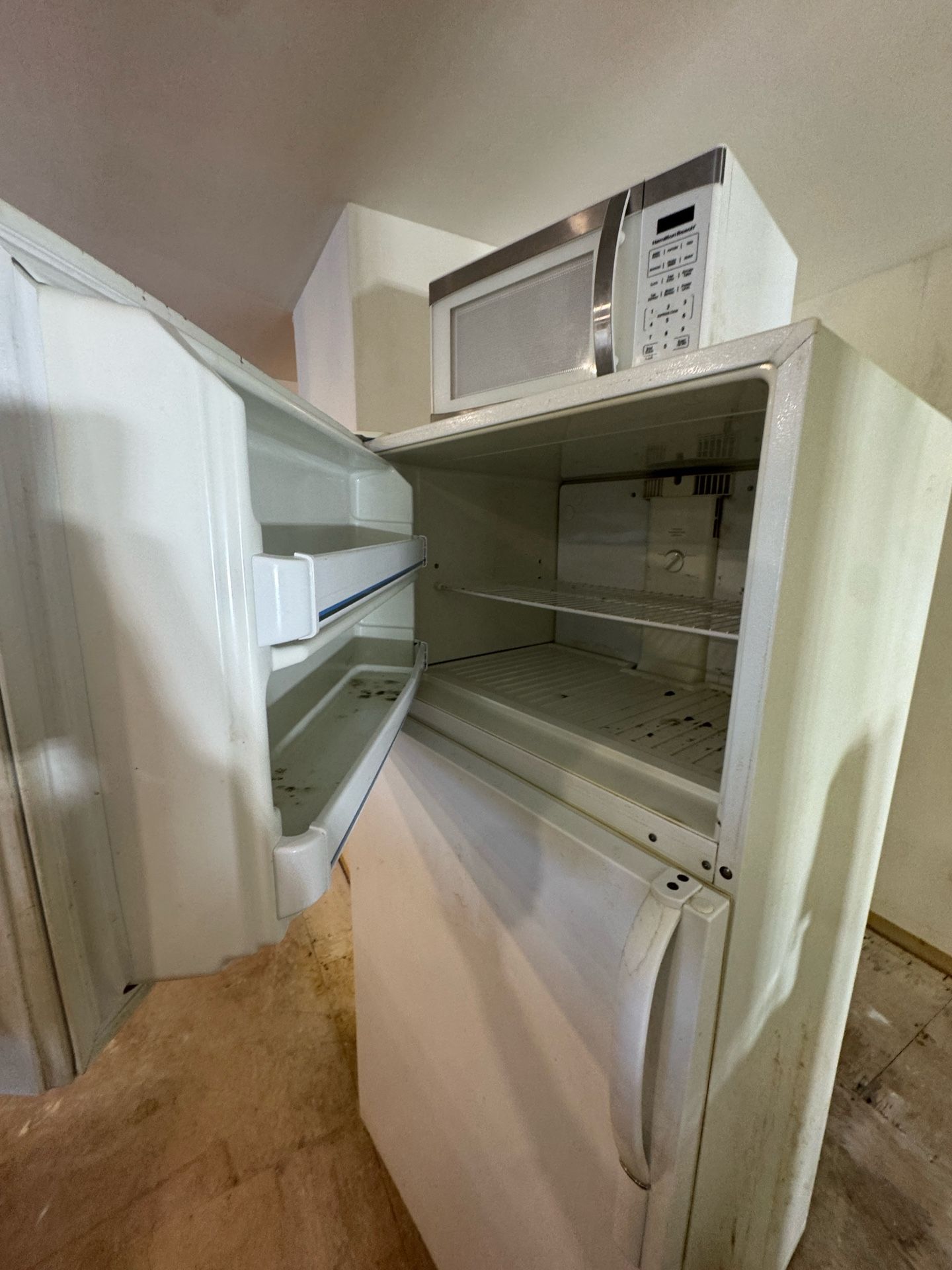 Refrigerator Microwave Stove And Dishwasher