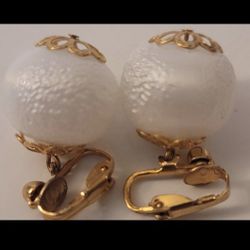 Rare Vintage 1950s - 1960s Gold White Dangle Clip Earrings 