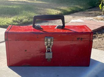 Vintage Lumidor NO.28 Metal Steel Red Tool Box Carrying Handle Handyman, Plummer, Framer’s and Drywall’s Locksmith Retro Classic comes with a padlock 