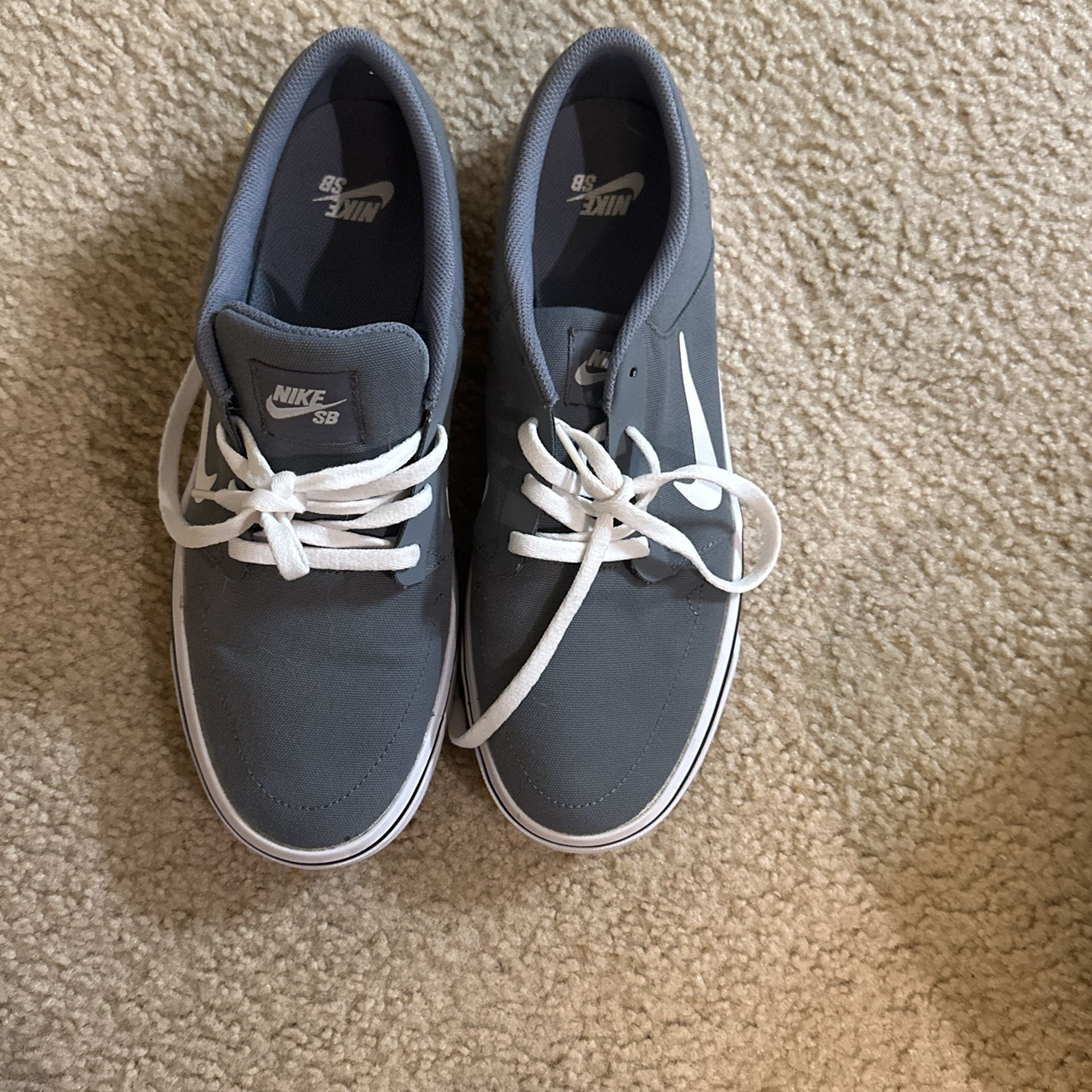 Unisex Nike SB Charge Sneakers