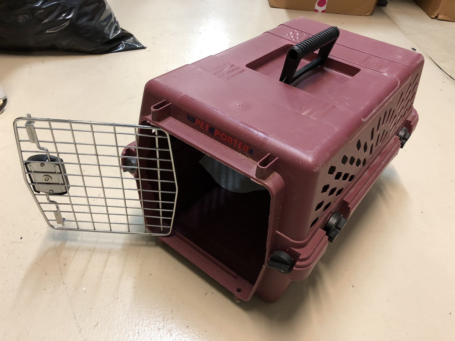 Pet carrier small dogs, rigid, great lock system.