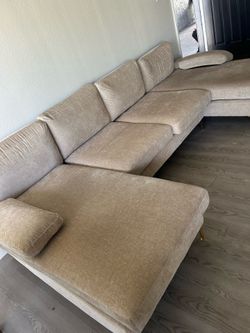 3 piece sectional no scratches no holes pretty much new