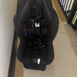 SEAT CAR Nuna RAVA Convertible Car Seat.  The expiration date is  13  dicembre of 2027. This car seat is designed to accommodate children from infancy