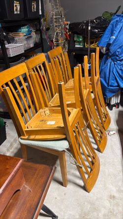 Dinning table with 6 chairs included very esthetic