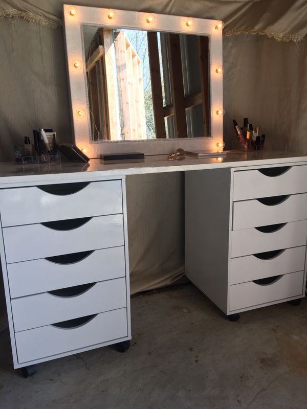 Hollywood style lighted makeup vanity set for Sale in Refugio, TX OfferUp
