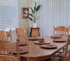 Beautiful oak table and chairs $300