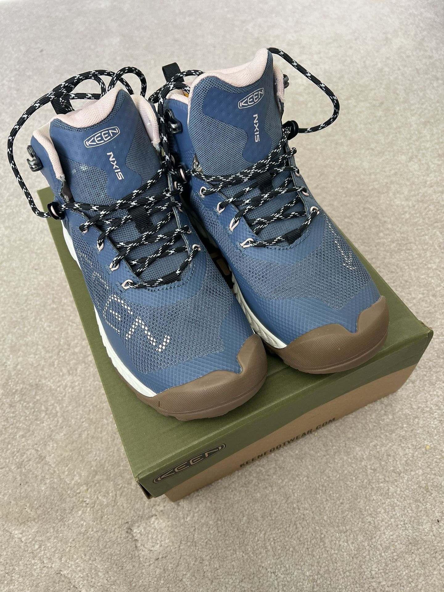 NEW- Keen Women's NXIS EVO Waterproof hiking Boot, size 8