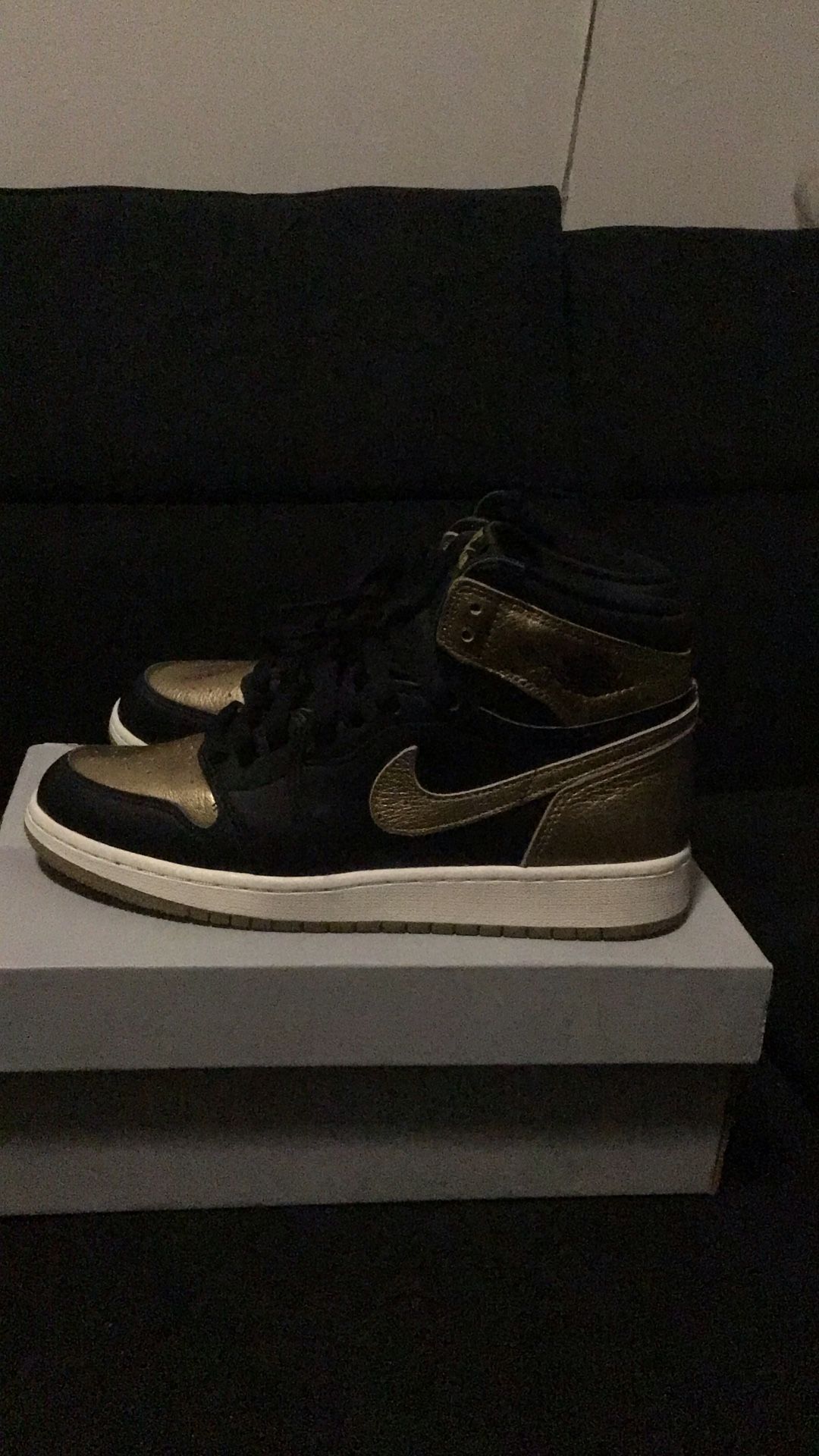 Grade School Boys Jordan 1 Retro OG Black And Gold Metallic