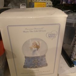 Precious moment Music Box - Snowflake Waterball