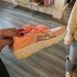 Woman’s Nike Shoes Size 6