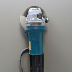 Makita 9557NB Angle Grinder, a 4-1/2 inch corded tool Handle Is Broken