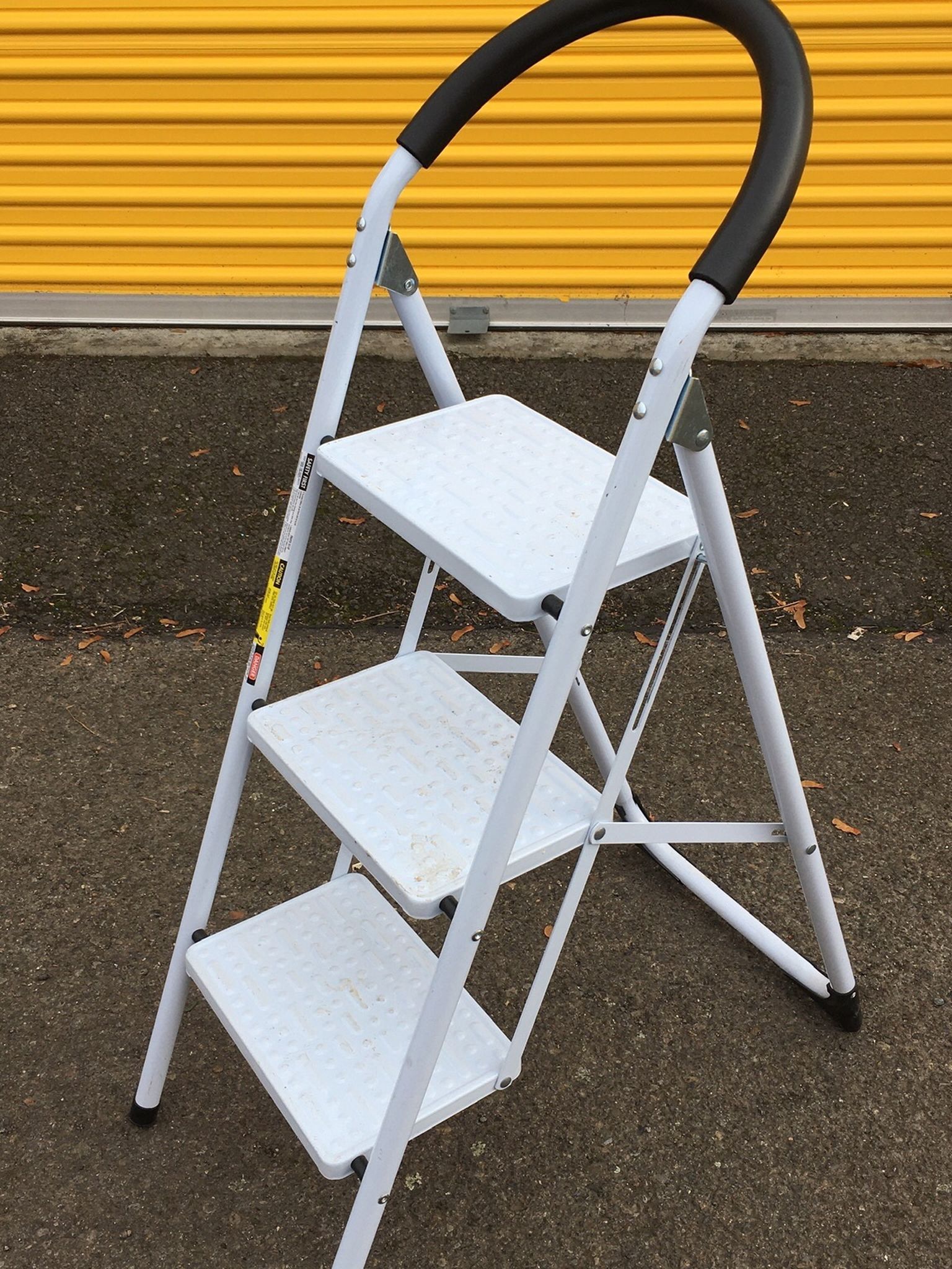 FOLDING STEPLADDER