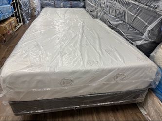Queen mattress 14” Memory foam and Boxspring