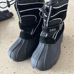 Snow Boots size 6 - Like New