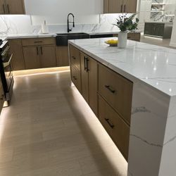 Brand New White Oak Shaker Kitchen Cabinets With Quartz Countertops (10 X 10 Kitchen)