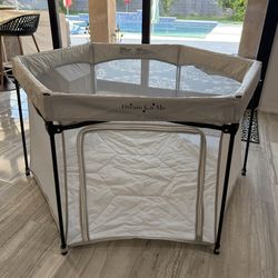 Dream On Onyx Playpen