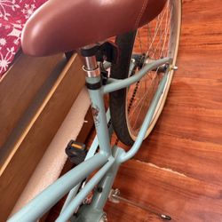 Aqua blue vintage-style cruiser bike with brown leather seat and floral details #bikecore #cruiserbike
