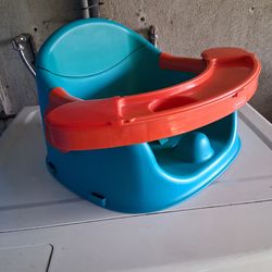 BABY BOOST CHAIR $5 PICK UP IN SUN VALLEY