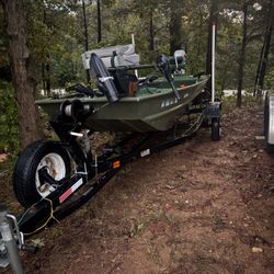 AlumaCraft 14ft Jon Boat Fully Loaded. 
