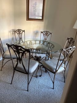 Beautiful Dining Table + 4 chairs