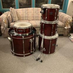 Drumset: Pearl Export Select 5-piece in burgundy mist