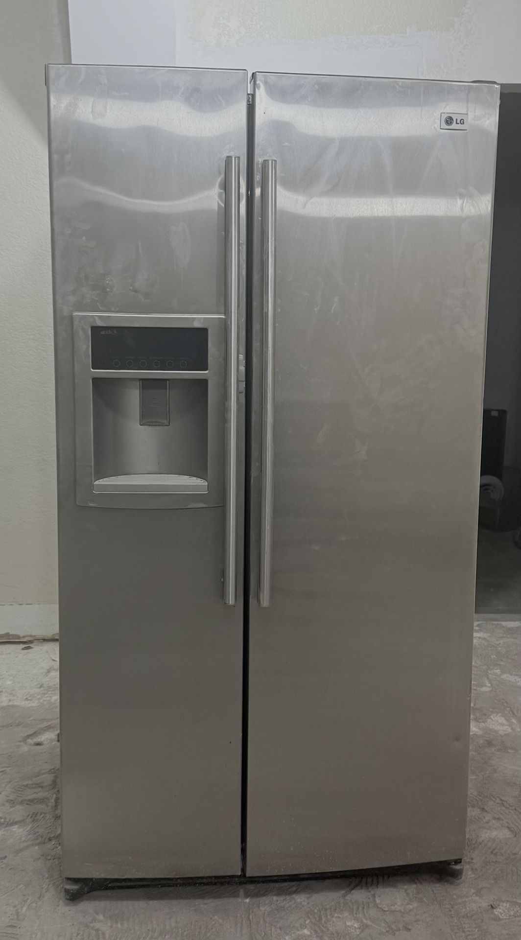 36” Lg Fridge With Water And Ice Maker