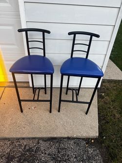 2 bar stools