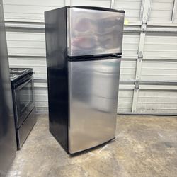 Whirlpool Top Refrigerator Works Great 👍 