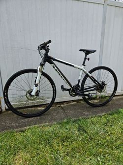 Trek Dual Sport Hybrid Bike
