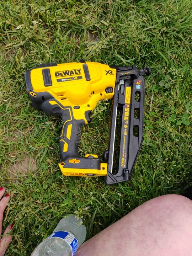 DeWalt Cordless 16 Gauge Finish Nailer XR Cordless Brushless Battery Powered