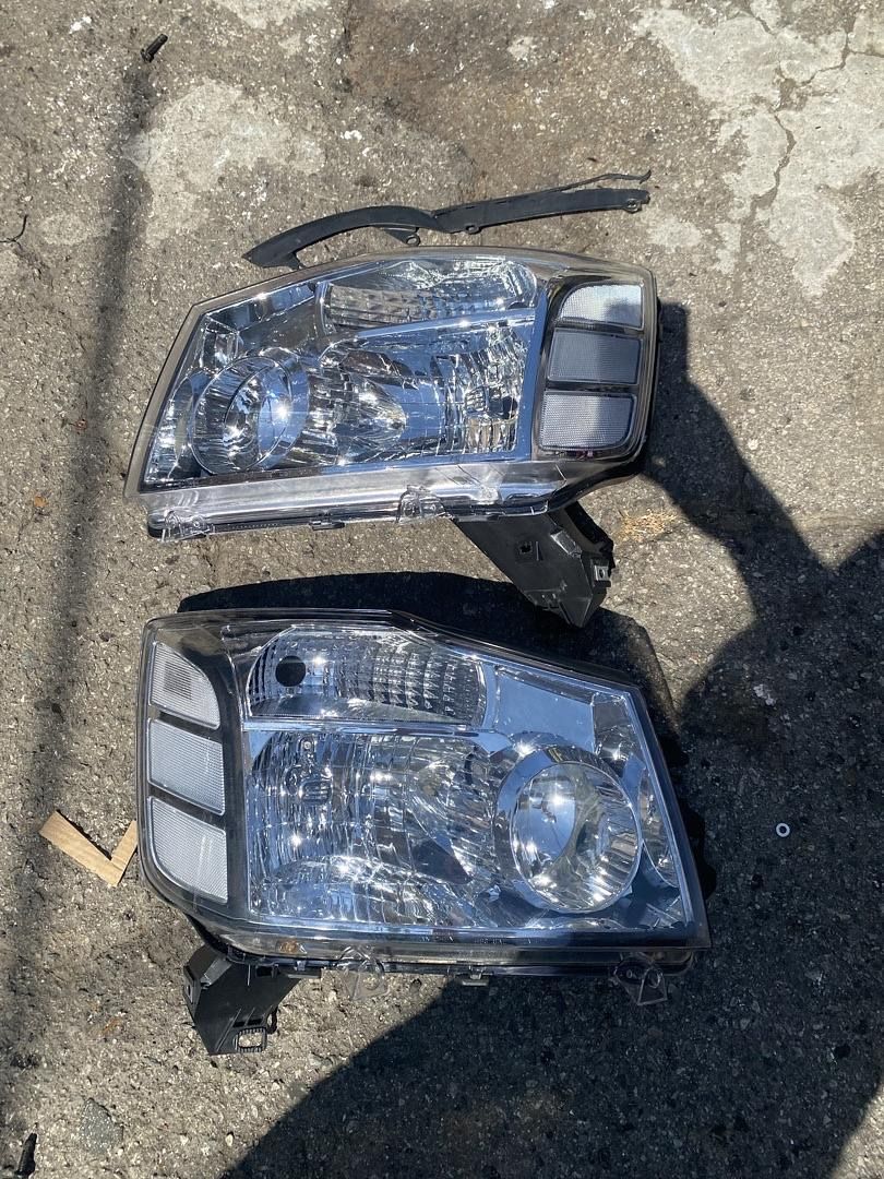 [04-15] [Nissan Titan] [05-07] [Armada] Chrome Clear Headlights As Is / Faros delanteros cromado 
