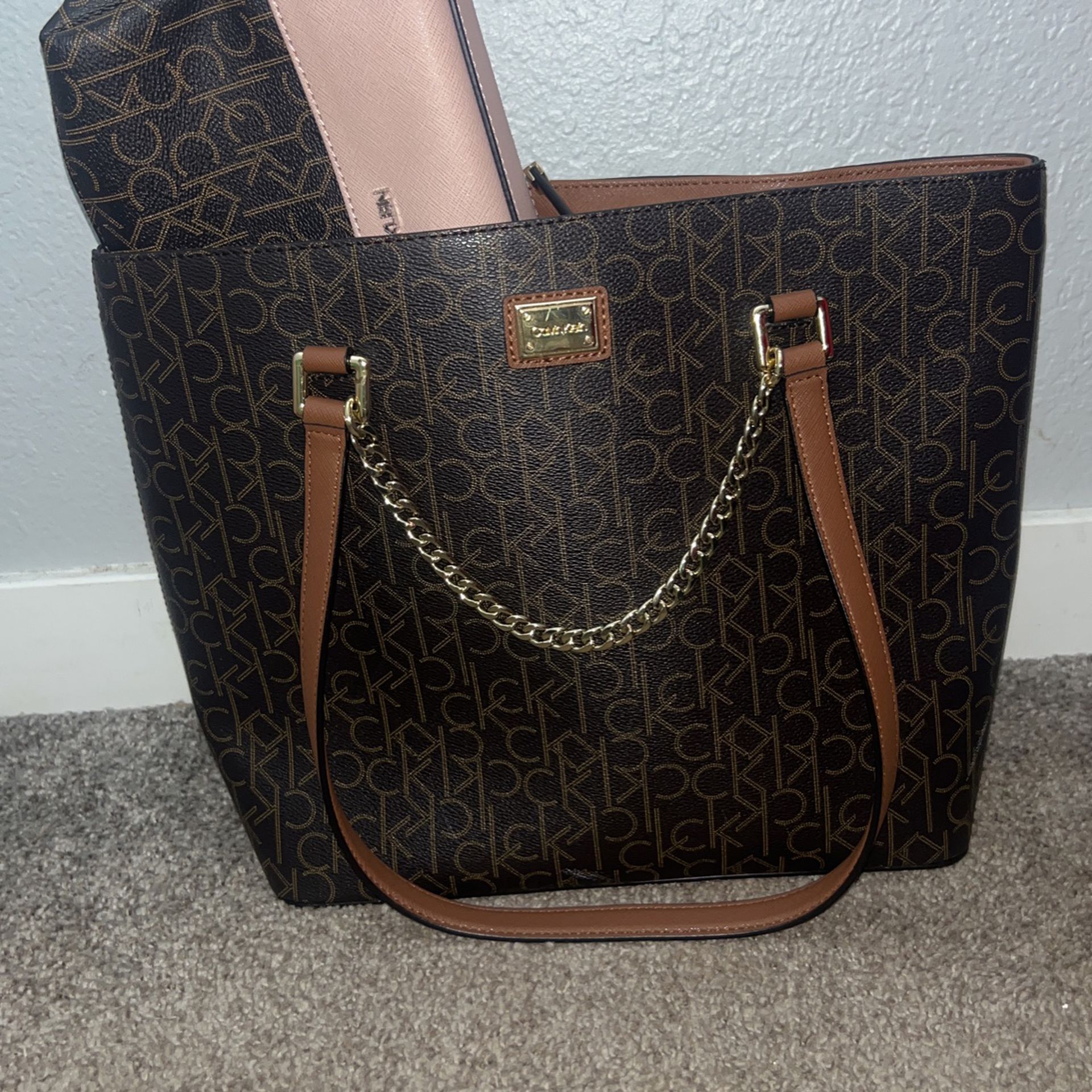 Louis Vuitton Hang Bag and Wallet. Made in France for Sale in Lynnwood, WA  - OfferUp